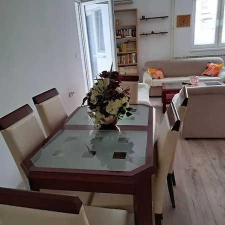 Apartment Chris Apartment19 *