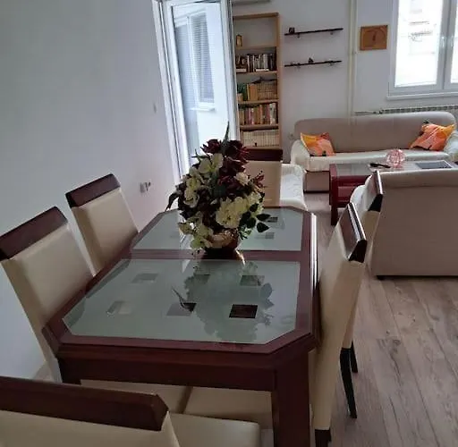 Apartment Chris Apartment19 *